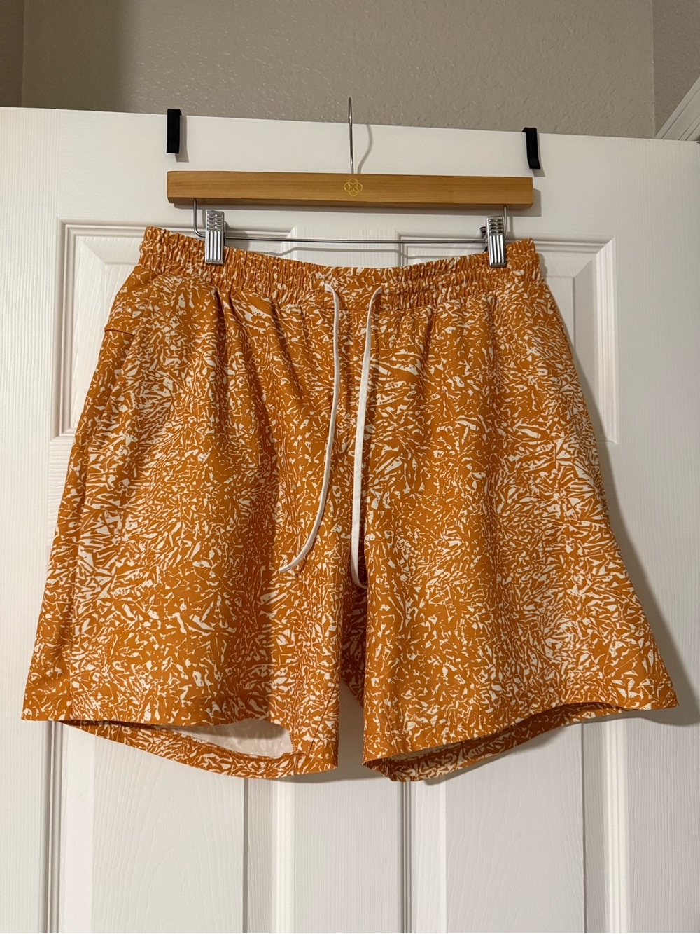 lululemon athletica Men’s Pool Short 7in lined Swim Trunks size large orange